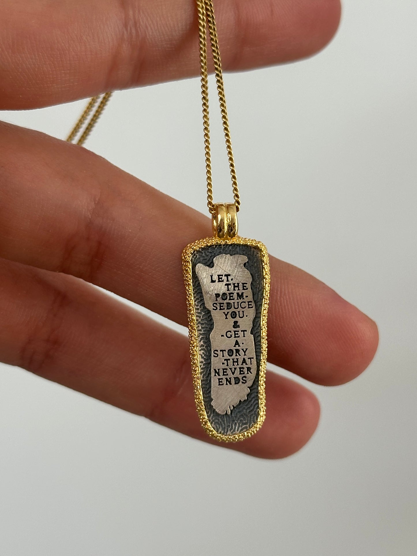 "Şiirleri Bırak" kolyesi