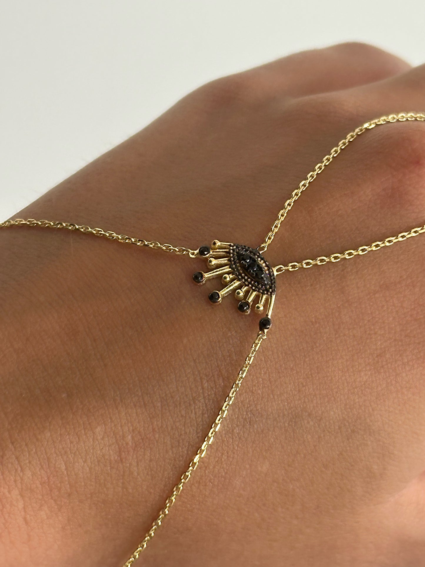 Onyxa Hand bracelet