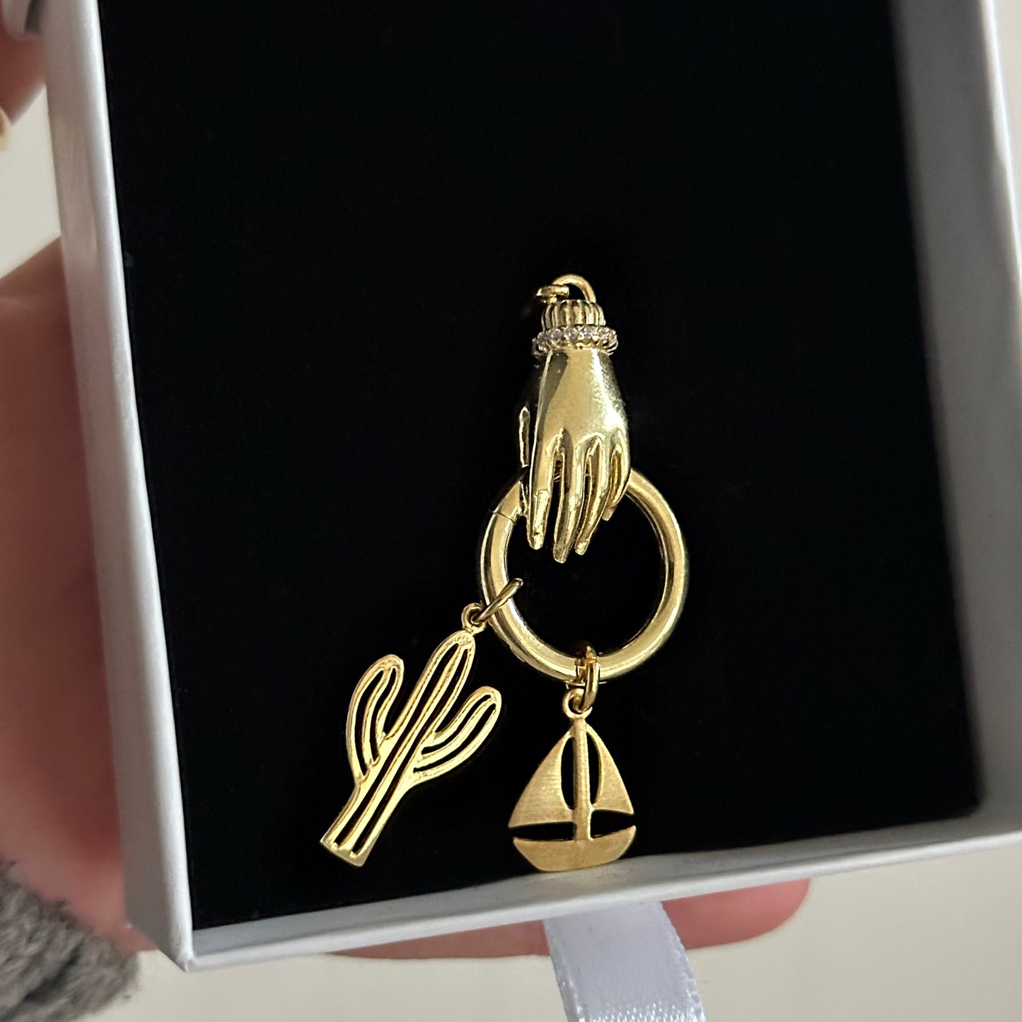 Naïve hand charm lock