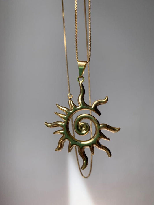 Güneş parlayabilir kolye