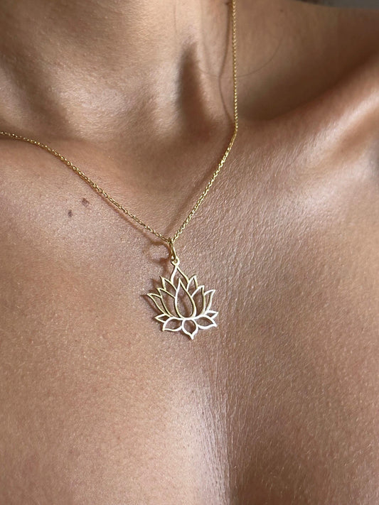 Lotus çiçeği kolye