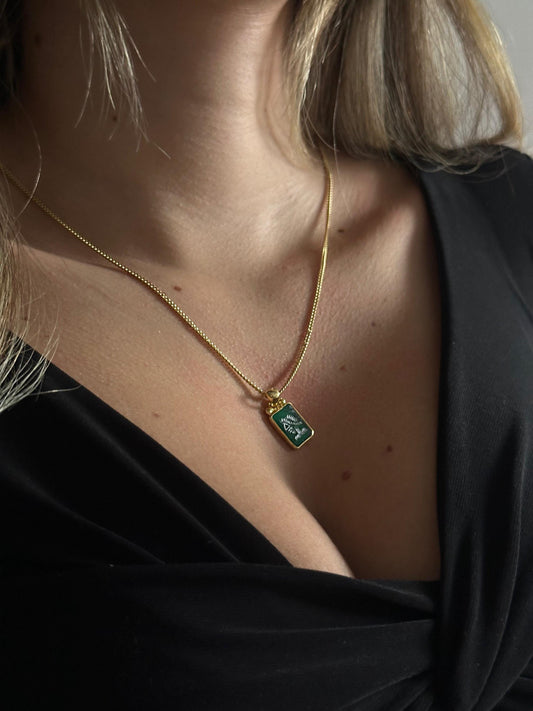 Shade of Green kolye